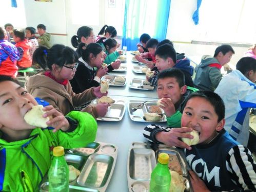 食堂大媽用手抓米粉給學生,保潔手套衛生引爭議,校方 已辭退